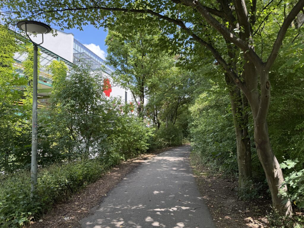 Auf dem Weg zum Spielplatz von der Ottobrunner Straße aus. Linkerhand das Gartencenter Seebauer