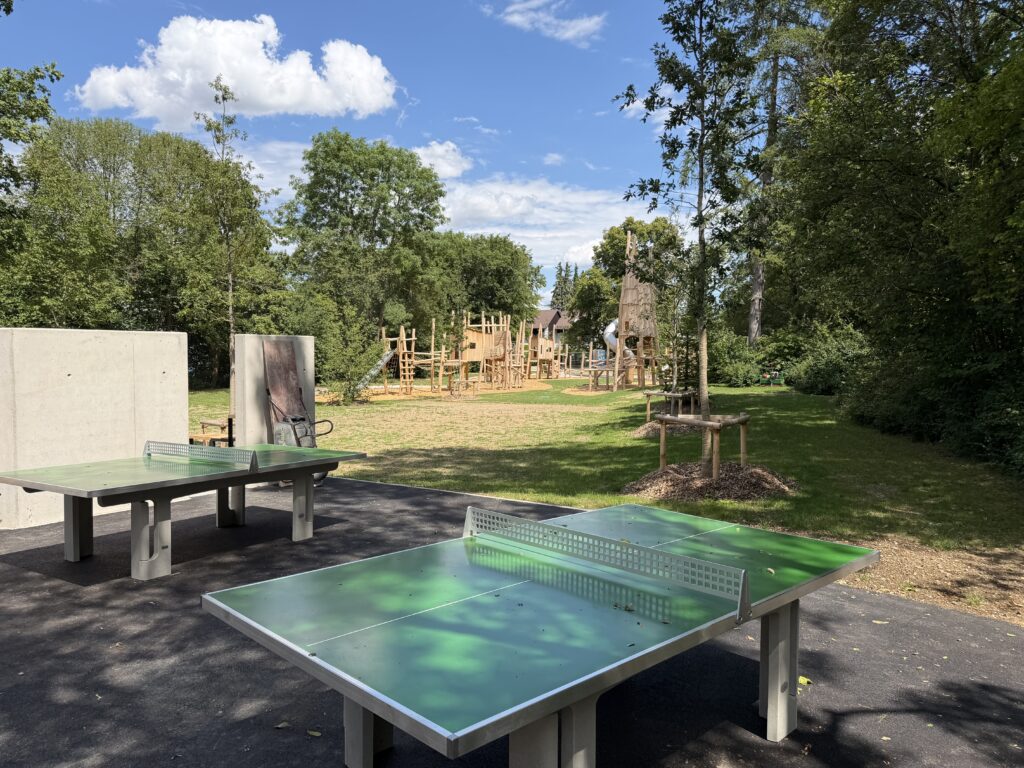 Spielplatz Adam-Berg-Straße - Tischtennisplatten