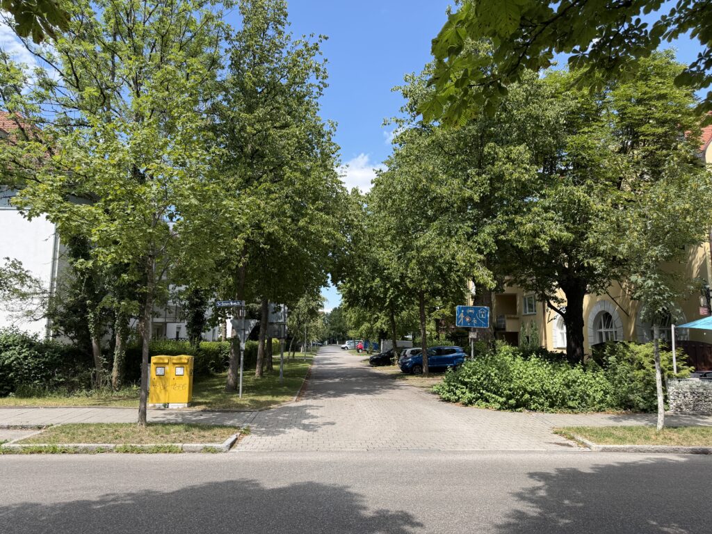 Blick ins Wohngebiet. Perlacher Bahnhofstraße